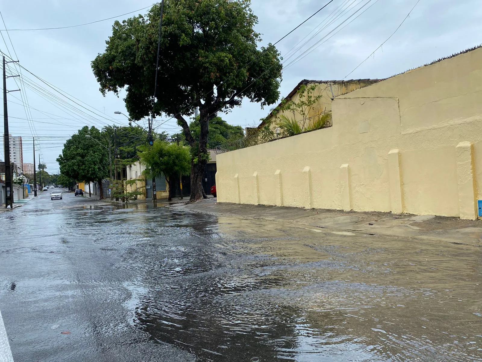 Registro de alagamento feito no bairro São João do Tauape neste domingo (2)