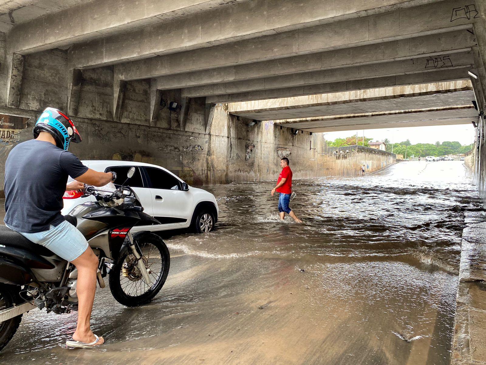 Alagamento no túnel da rua Wenefrido Melo