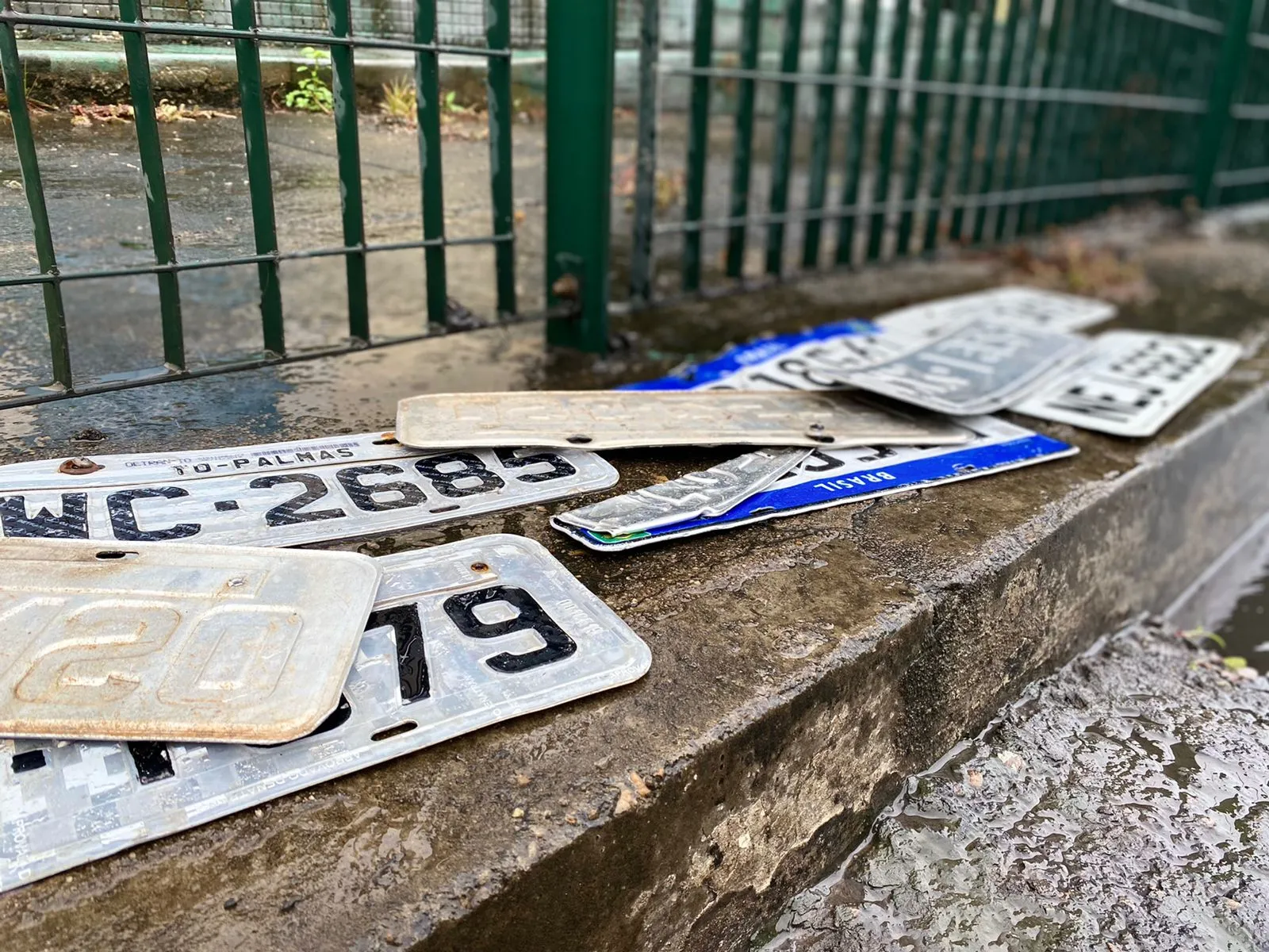 Ao tentar atravessar o túnel na rua Wenefrido Melo, motoristas acabaram perdendo as placaras dos veículos