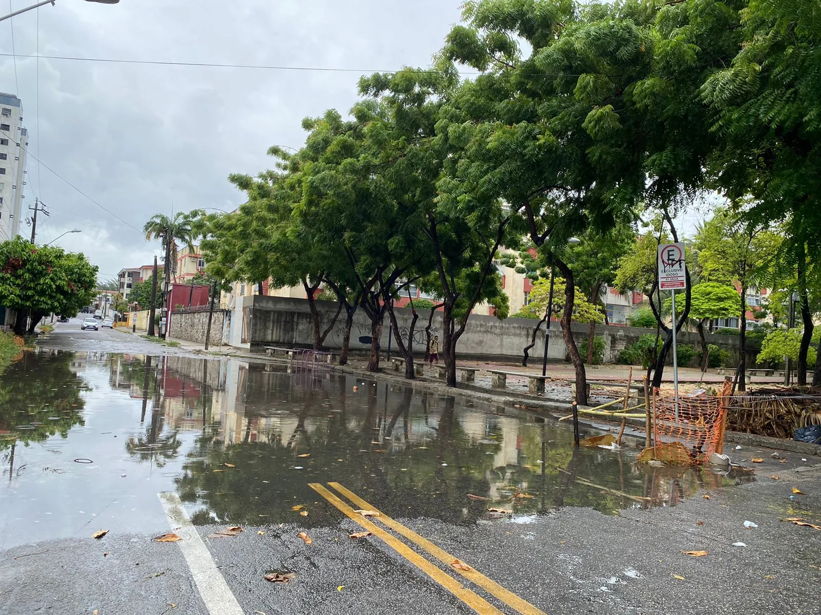 Bairro Aerolândia teve diversos pontos de acúmulo de água com as chuvas deste domingo