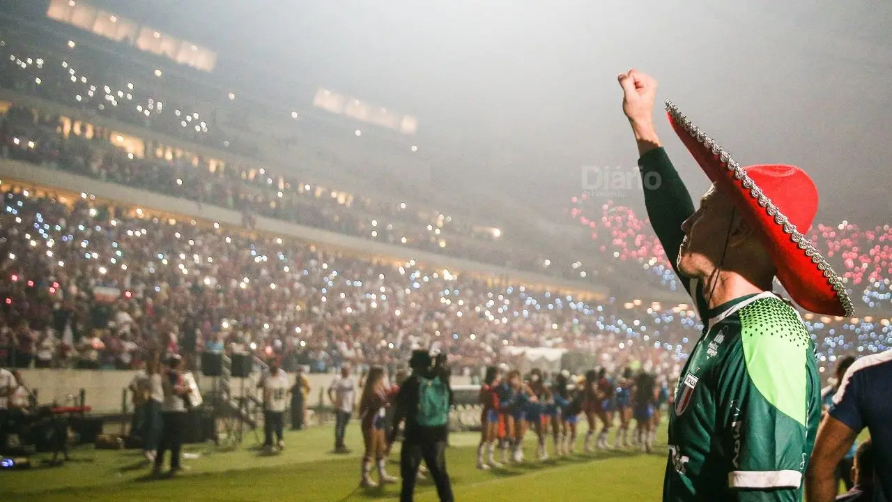 Marcelo Boeck comemora com a torcida do Fortaleza