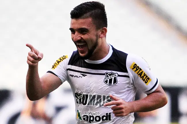 Victor Luís comemora gol pelo Ceará