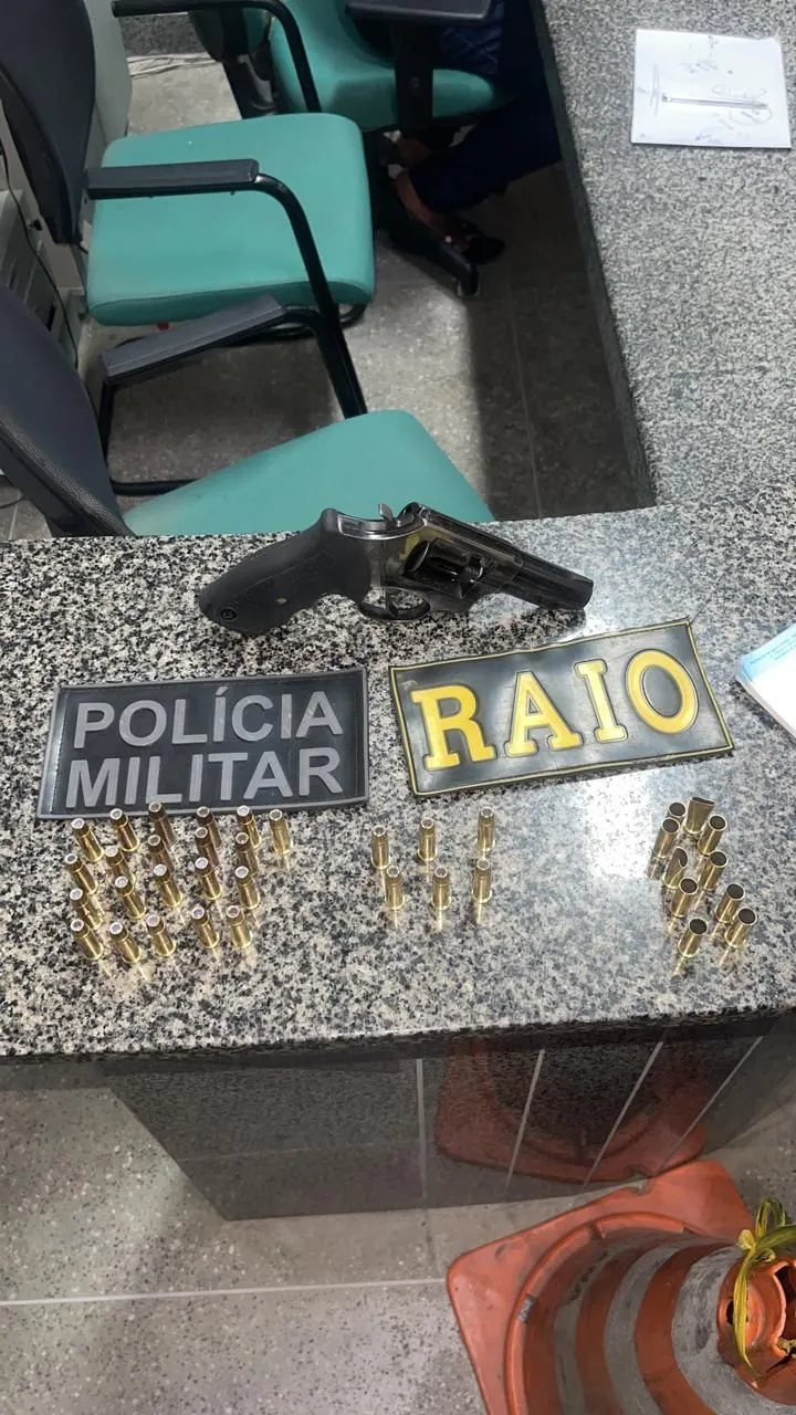 A arma foi apreendida e será vistoriada