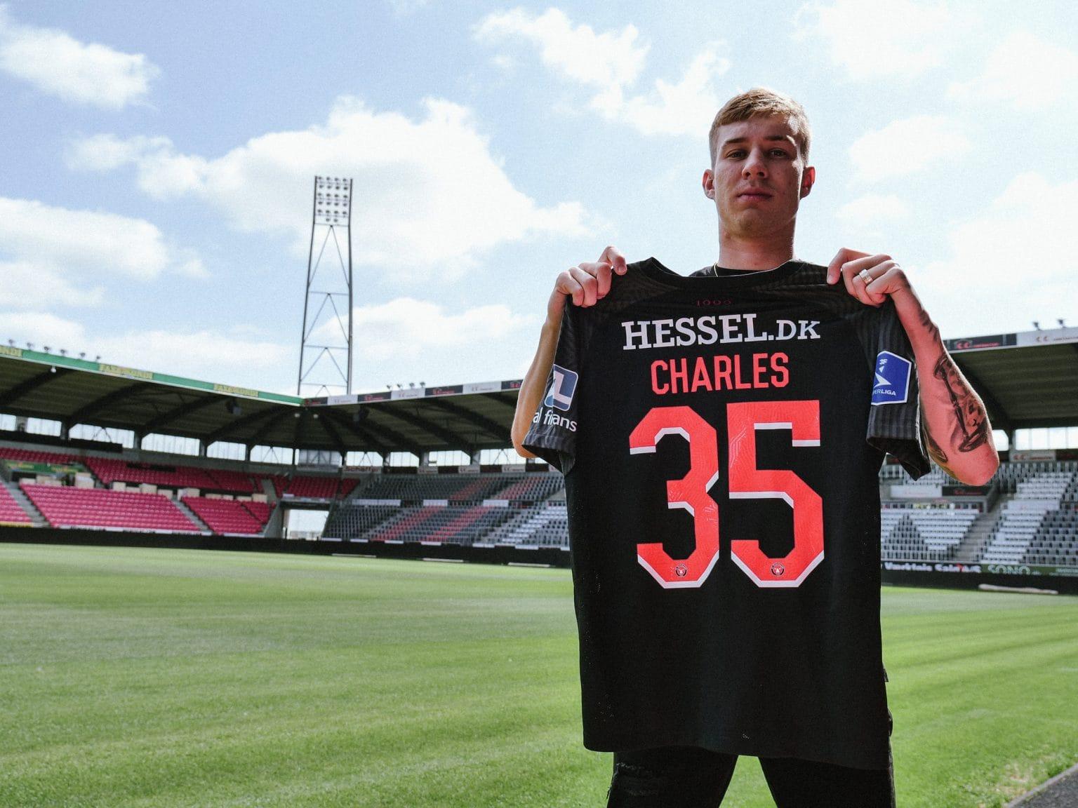 Charles exibe camisa do FC Midtjylland, da Dinamarca