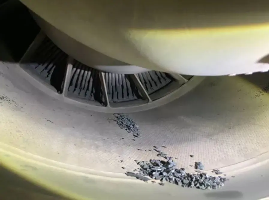 Motor de avião que pousou em Petrolina com detritos