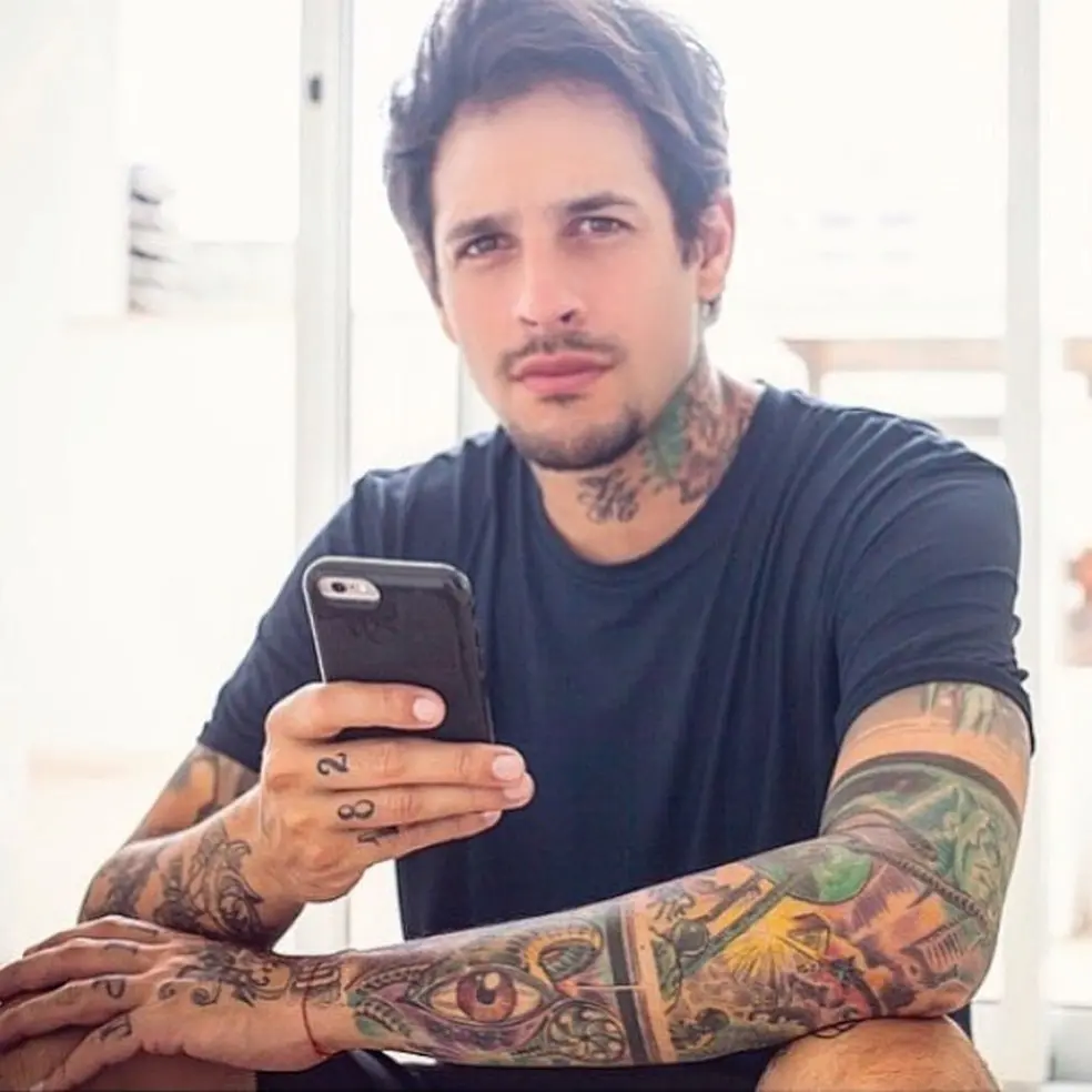 rafinha mexendo no celular