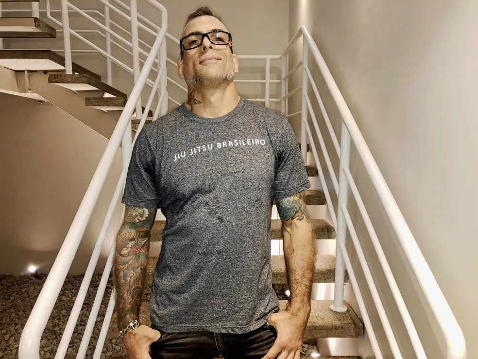 marcelo dourado próximo de escada