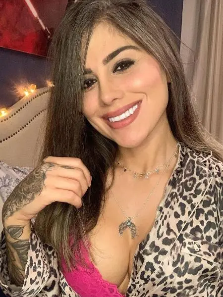 Vanessa com roupa estampada de oncça