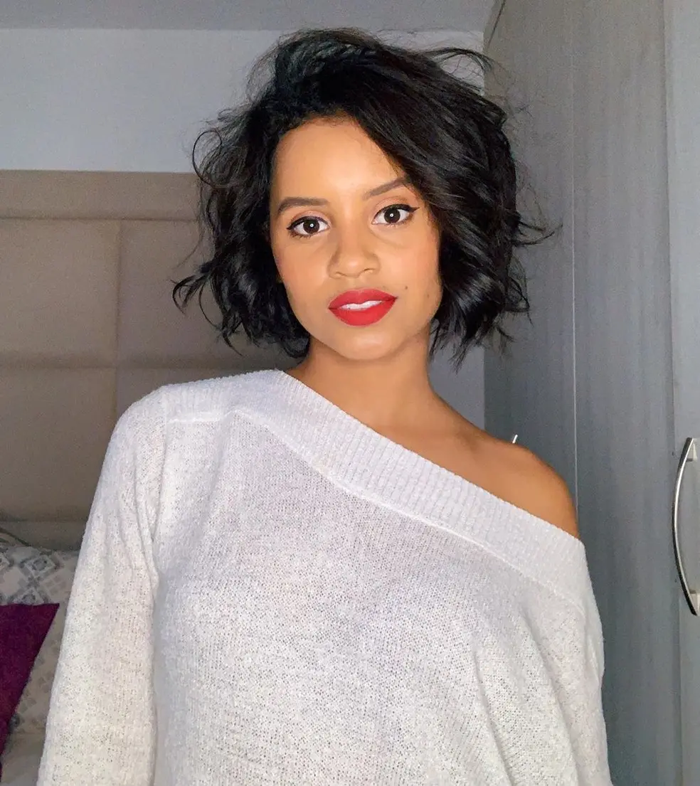 Gleici Damsceno com camisa branca e cabelo curto