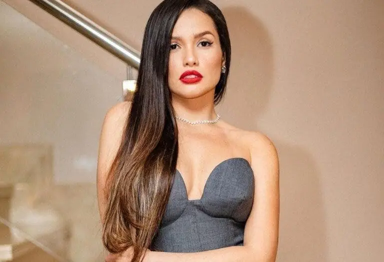 Juliette com joias e corset cinza