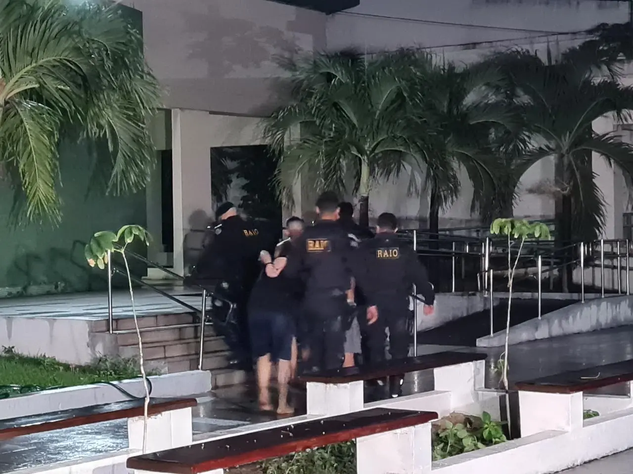 suspeitos chegando algemados na DCA em fortaleza