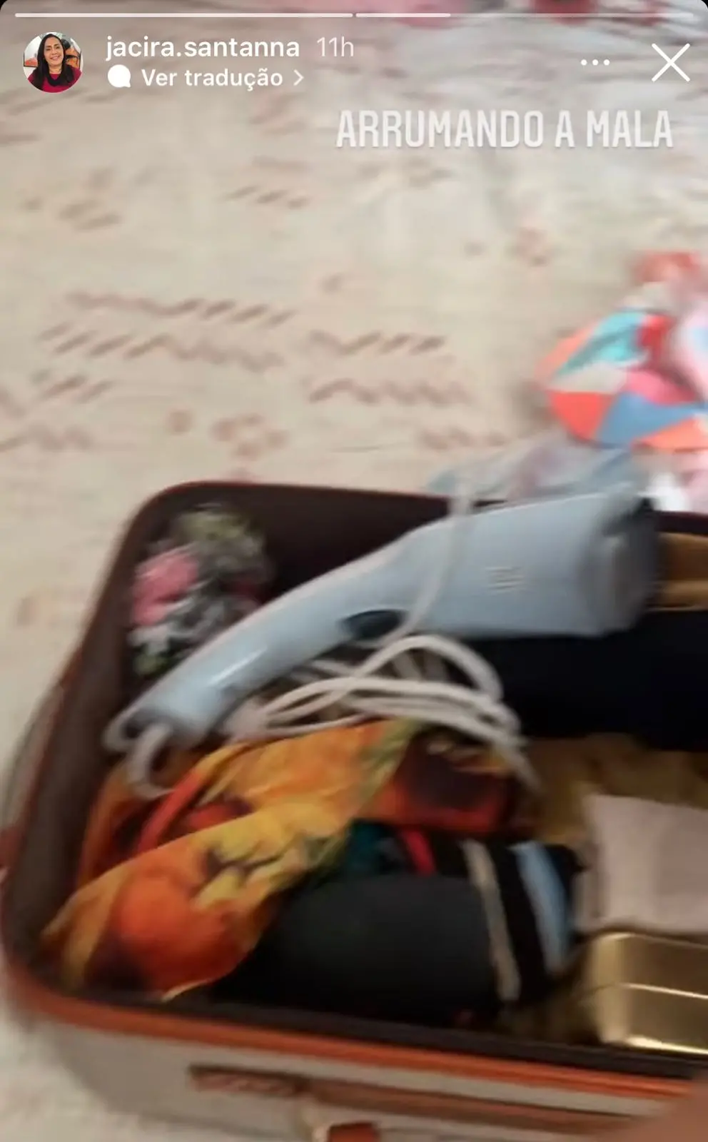 dona jacira, mãe de gil do vigor, arrumando nmala