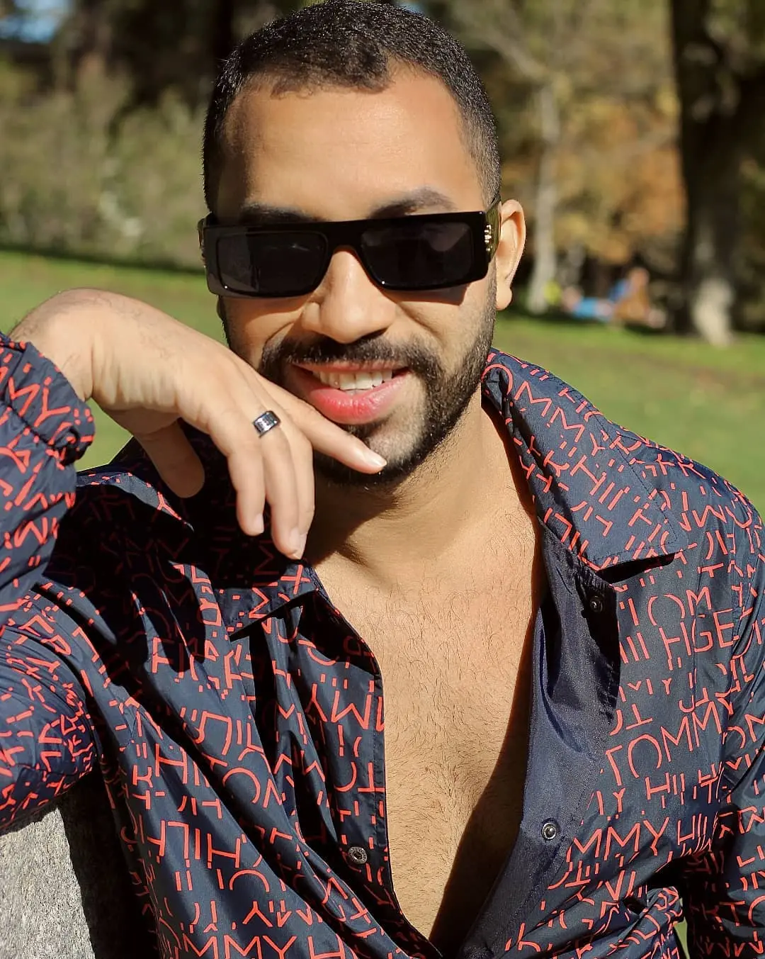 Gilberto com óculos escuros