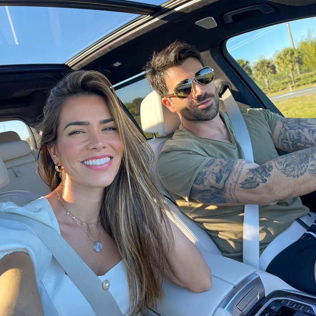 Adriana e Rodrigão em carro de luxo