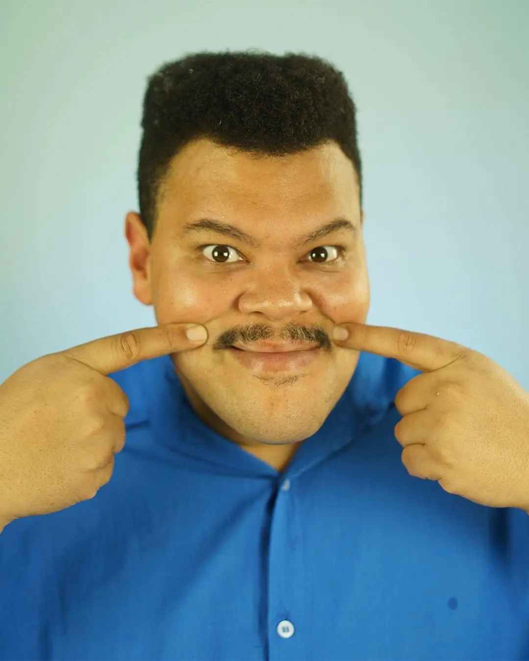 Babu com camisa azul