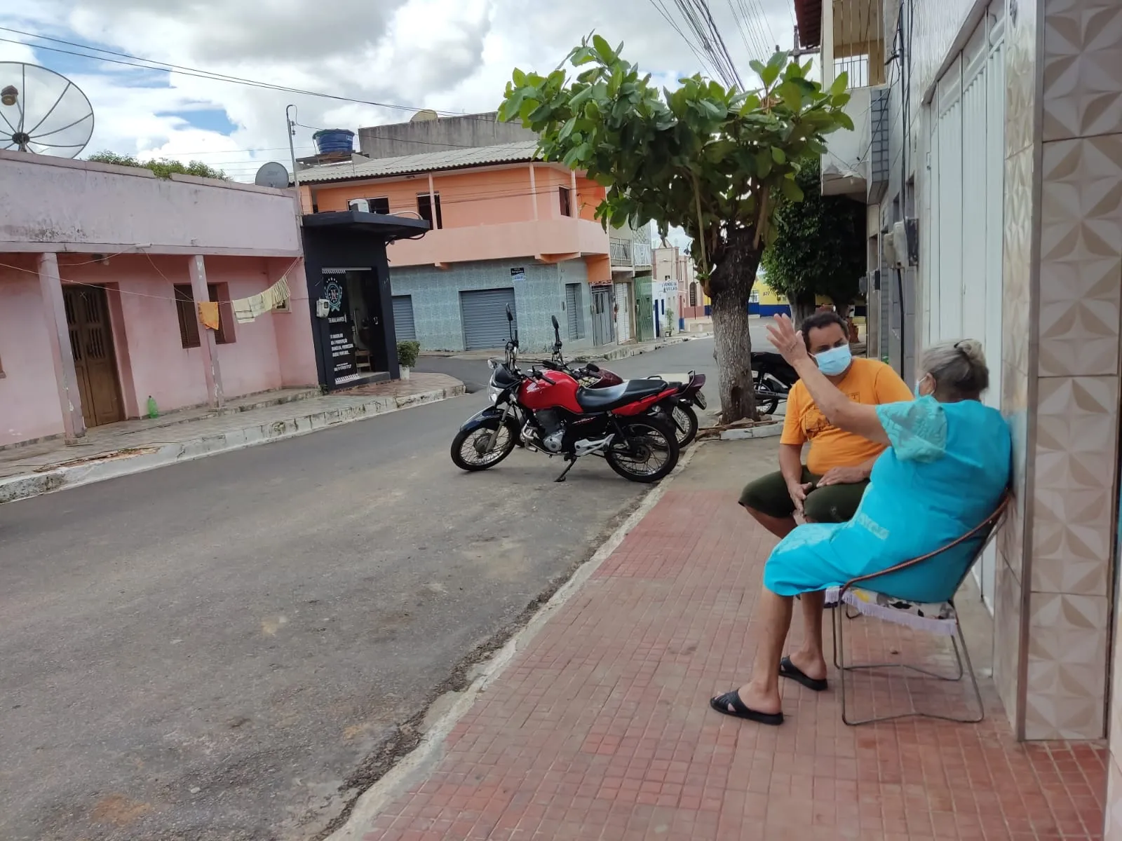 Neri e a mãe mantêm o costume de sentar na calçada para conversarem, em Caririaçu