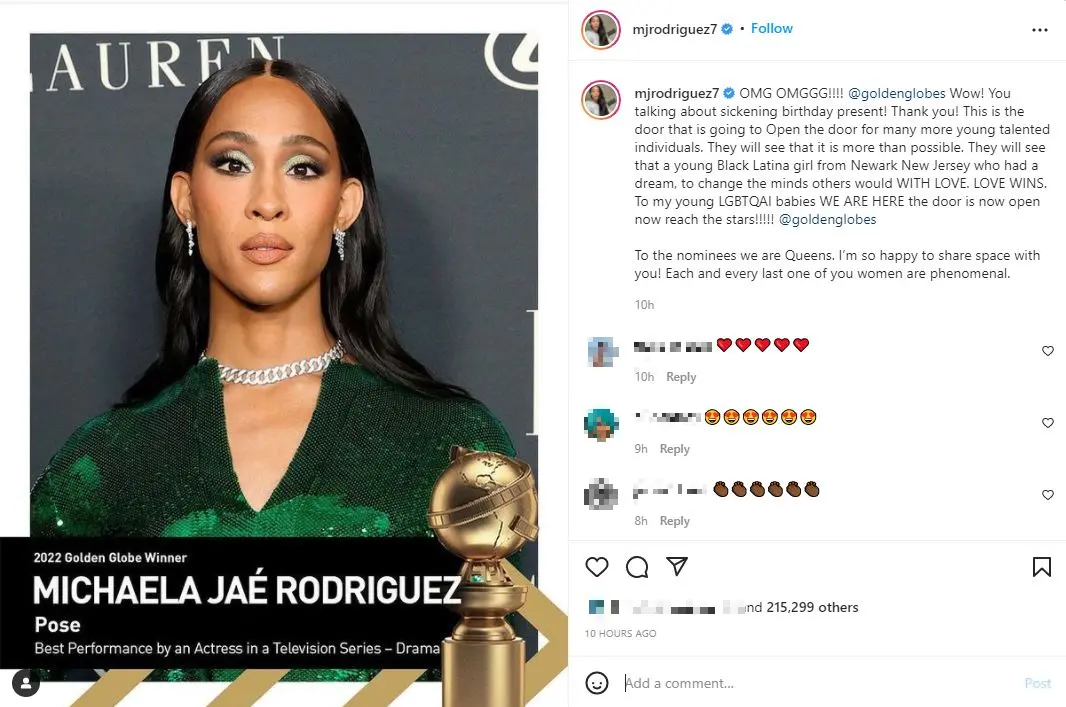 Mj Rodriguez usando vestido vermelho como Blanca Evangelista em 