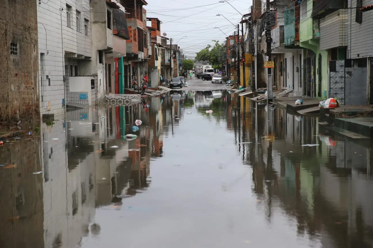Imagem de uma das ruas alagada na avenida Raul Barbosa, no bairro Aerolândia