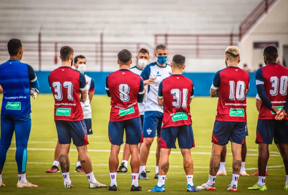 Elenco do Fortaleza reunido em contato com Vojvoda