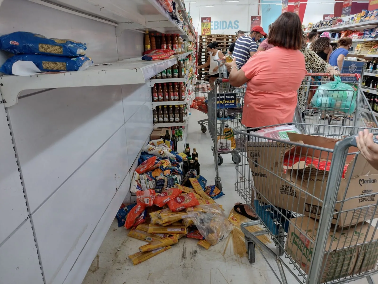 Carrinhos lotados após compras na liquidação