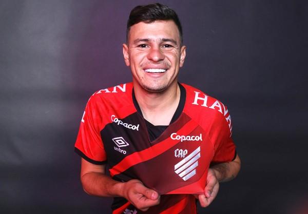 Hugo Moura mostra camisa do Athletico-PR