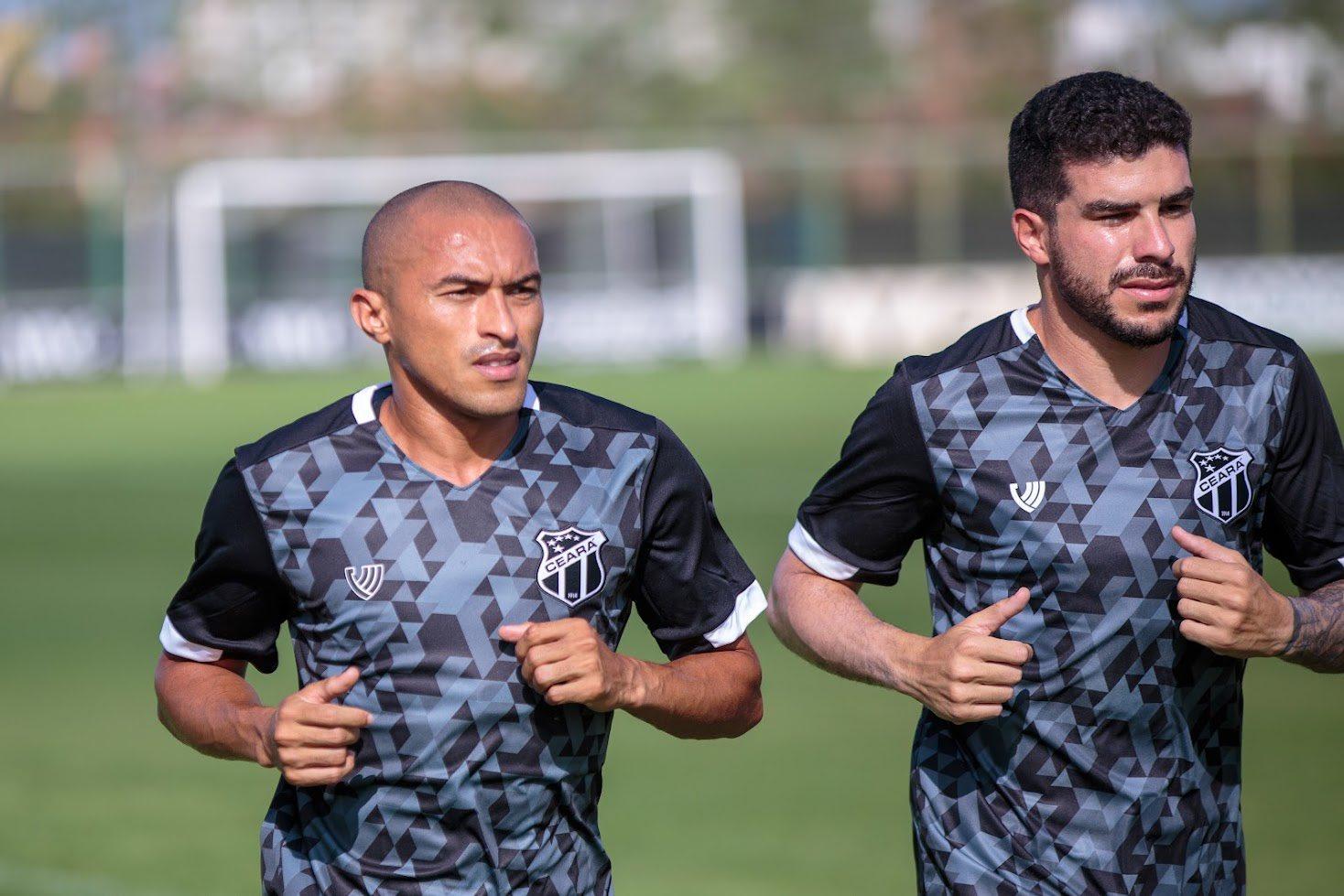 Richardson e Nino Paraíba caminham durante treino pelo Ceará