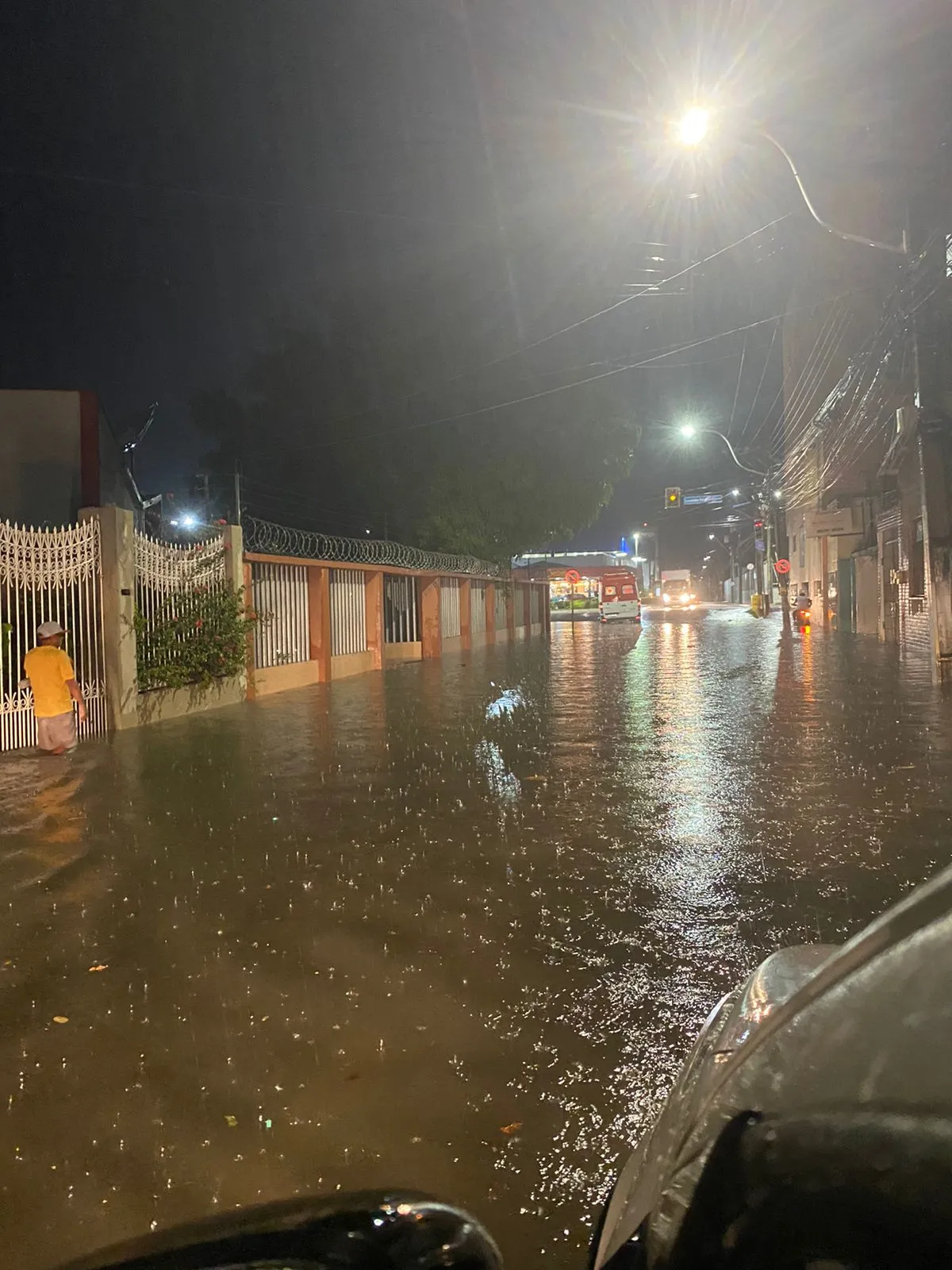 Avenida Dom José ficou completamente alagada durante as precipitações