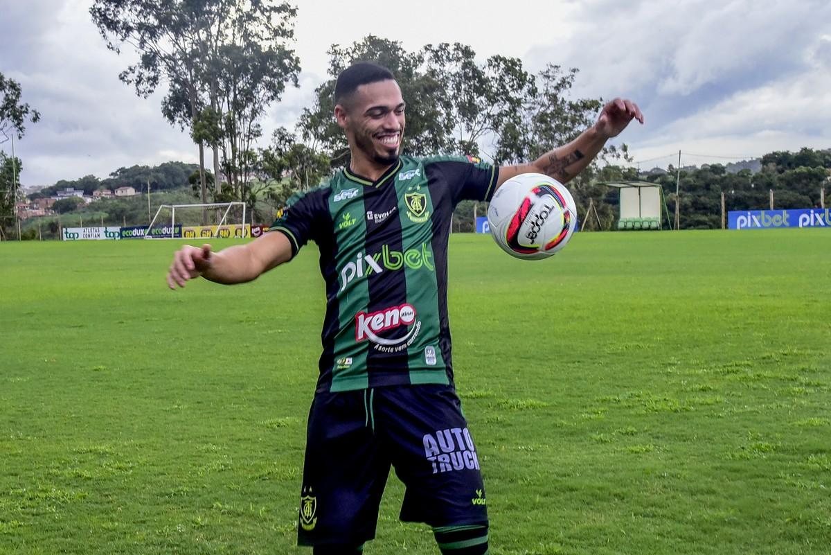 Palmeiras monitora o atacante Wesley Moraes, emprestado pelo Aston