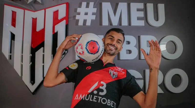 Jorginho em ação pelo Atlético-GO