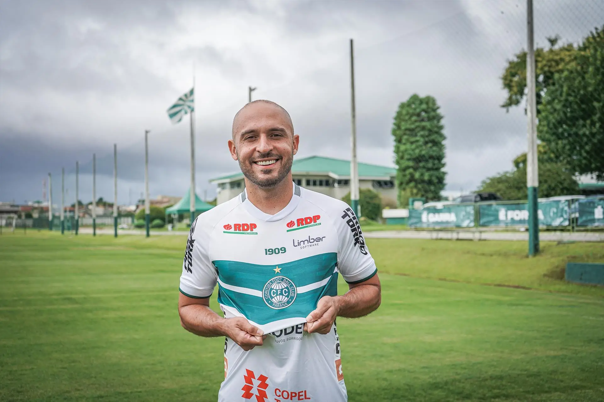 Regis posa com a camisa do Coritiba