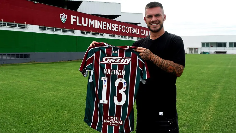 Nathan posa com foto de camisa do Fluminense