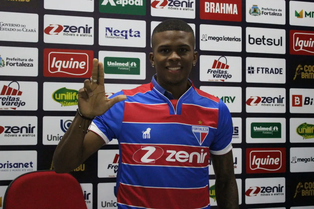 Bryan Ceballos faz o sinal do 'L' em apresentação no Fortaleza