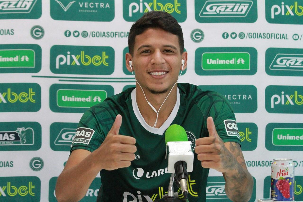Caetano faz sinal positivo em apresentação no Goiás