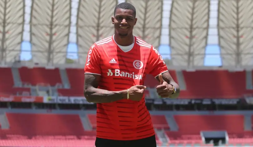 Wesley mostra a camisa do Internacional