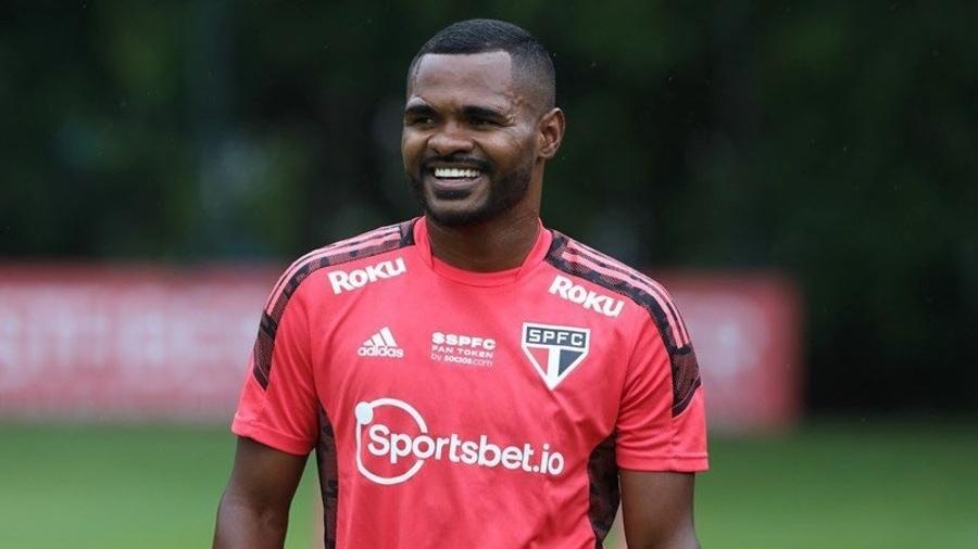 Nikão sorri em treino do São Paulo