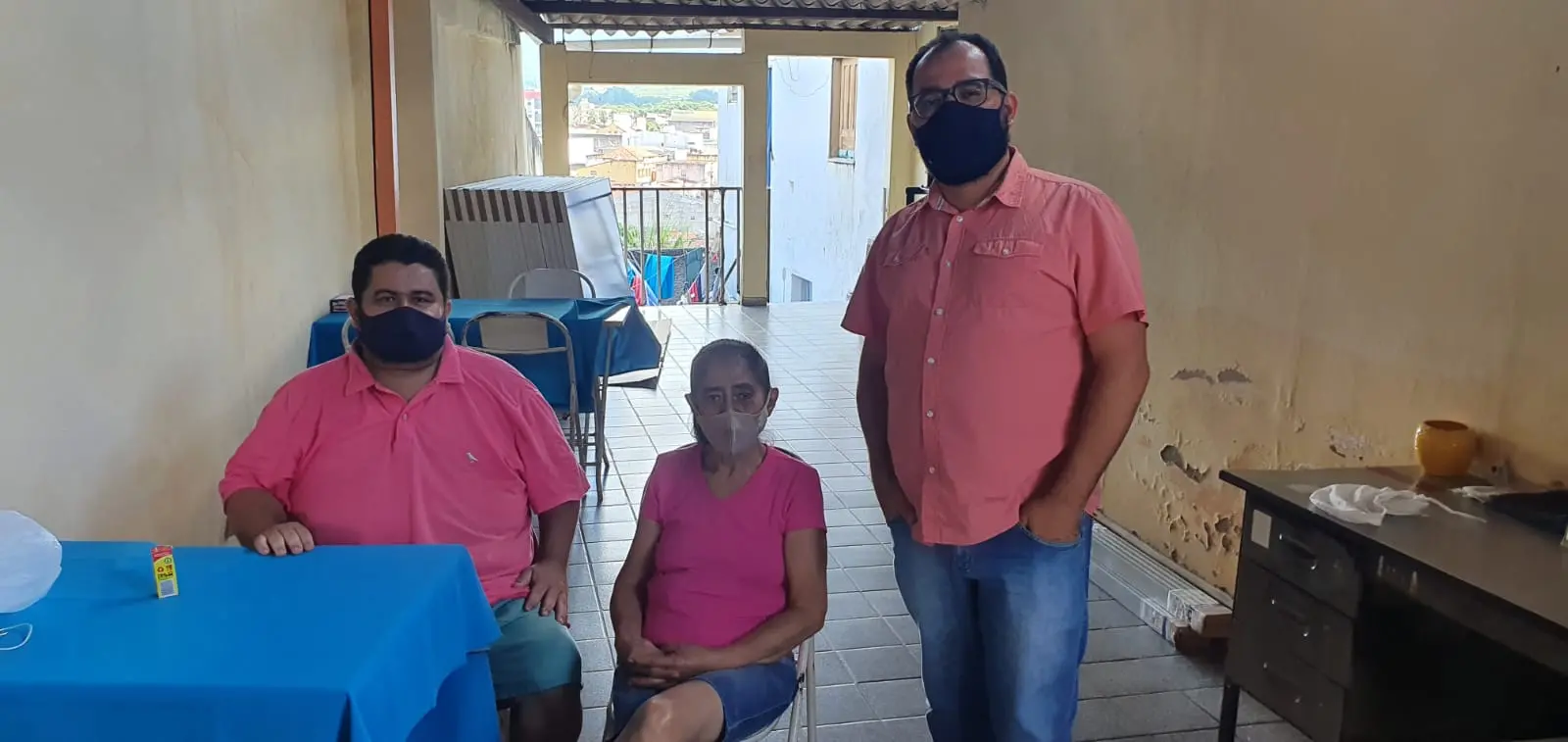 O colunista PH com Dona Quinha e Seu Cicinho, avó e pai do BBB Vinicius