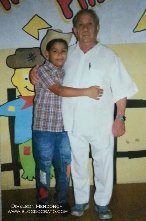 Foto de Vyni, quando criança, ao lado de seu avô, Seu Branco