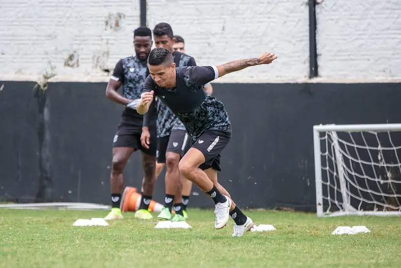 Erick treinando com o elenco