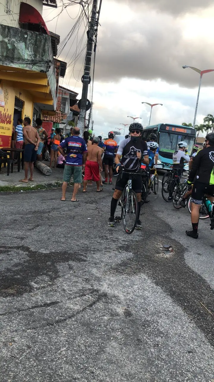 Cerca de dez ciclistas foram colhidos pelo carro, na Avenida Washington Soares