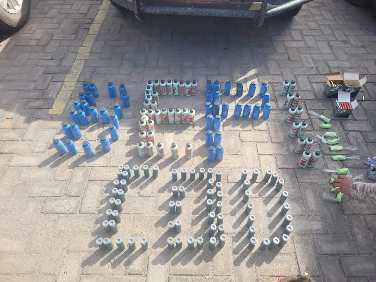 Na residência, foram encontradas 360 munições de calibres diversos e materiais para fabricação das munições