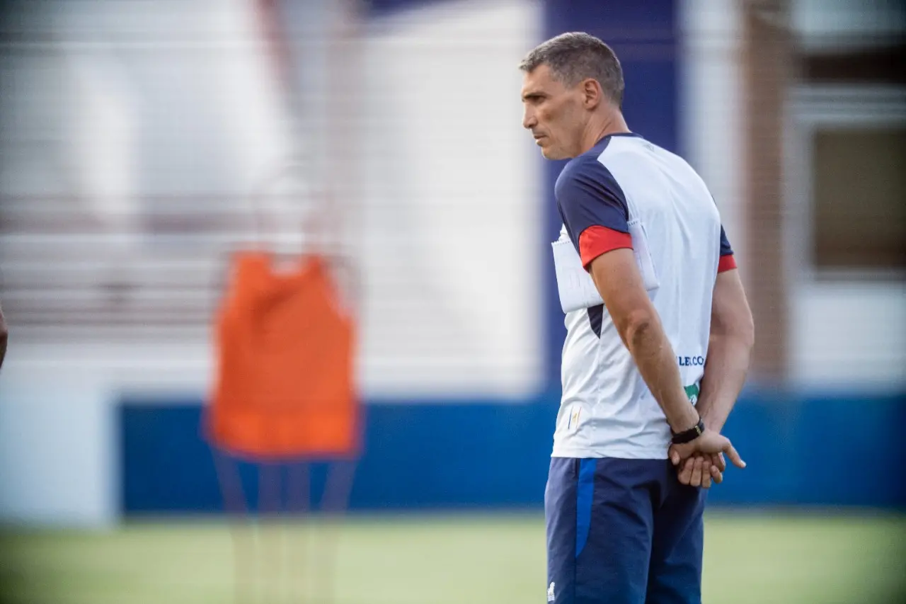 Vojvoda com semblante sério em treino