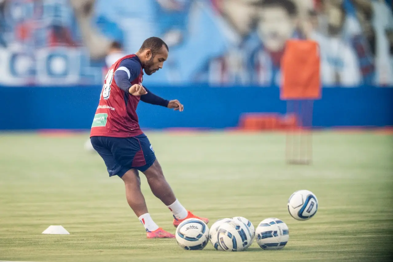 Edinho em ação pelo Fortaleza durante treino