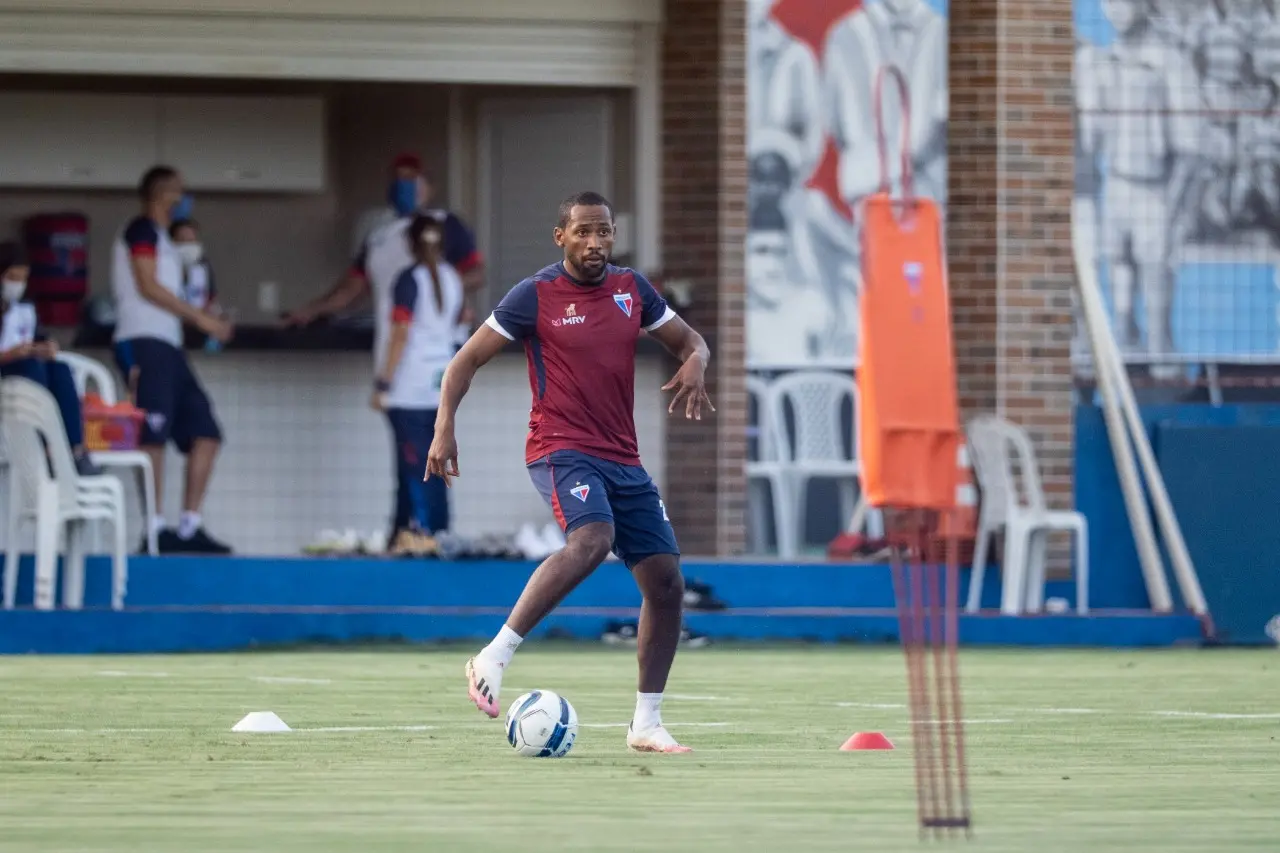 Tinga participa de treino pelo Fortaleza