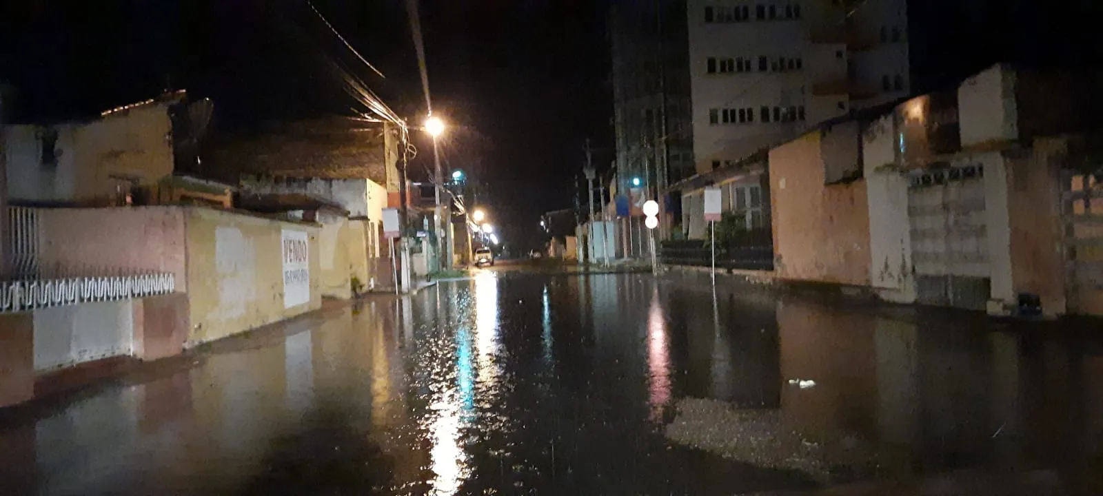 Alagamento em via central de Iguatu
