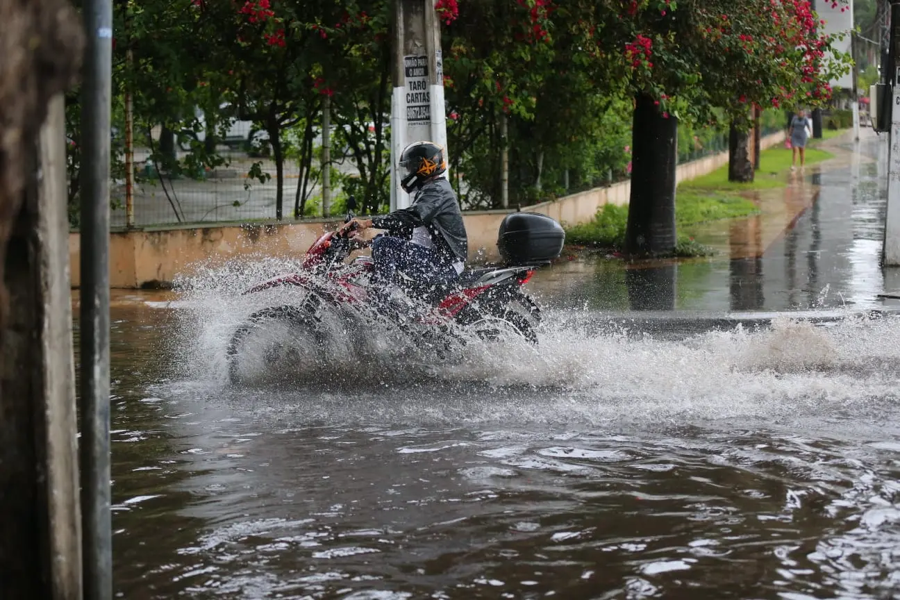 motociclista em ponto de alagamento