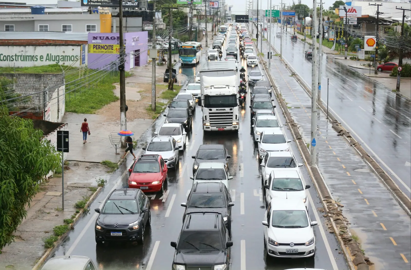Engarrafamento se formou na via por causa de problema em semáforos
