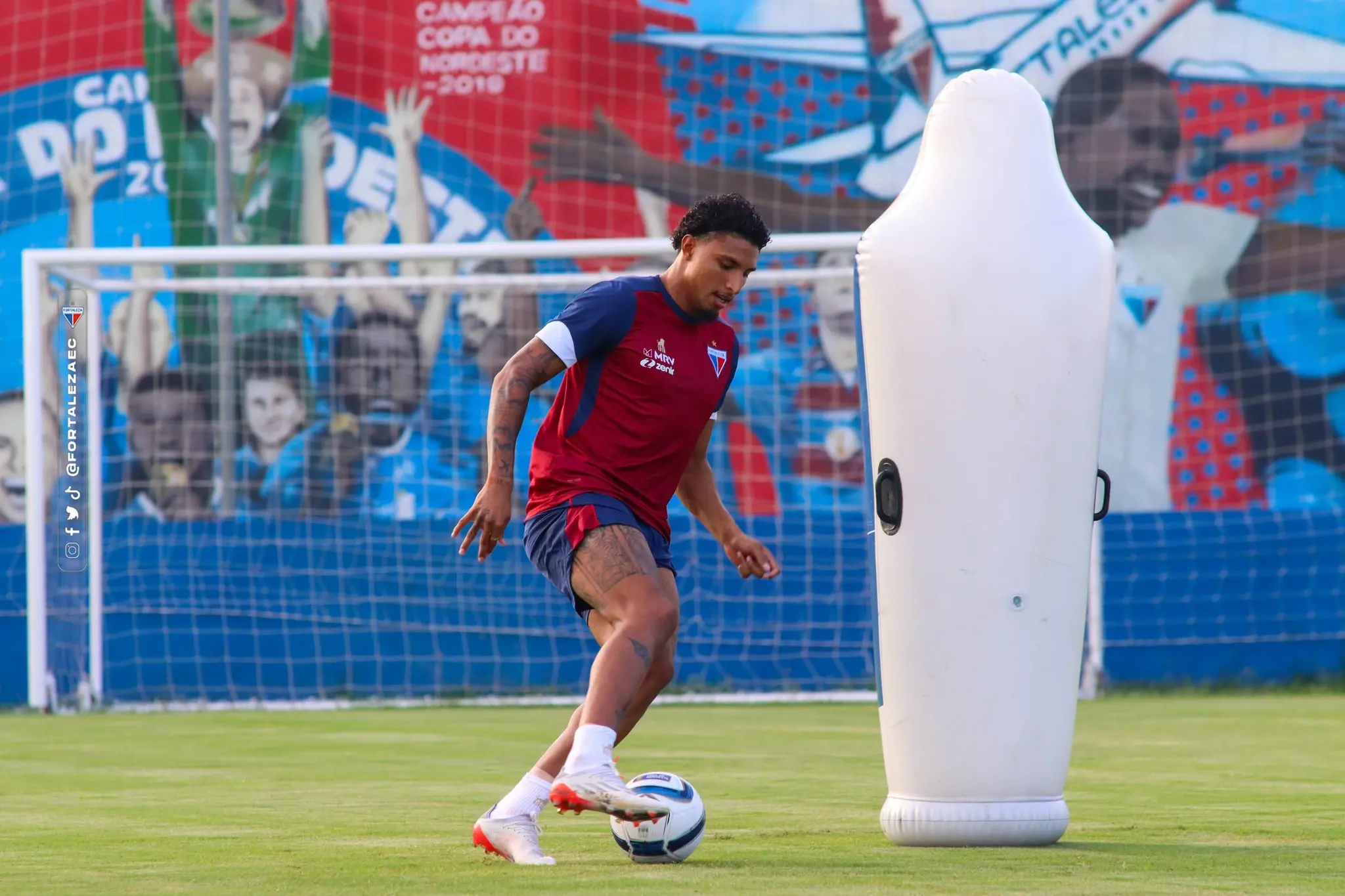 Éderson em treinamento com a bola