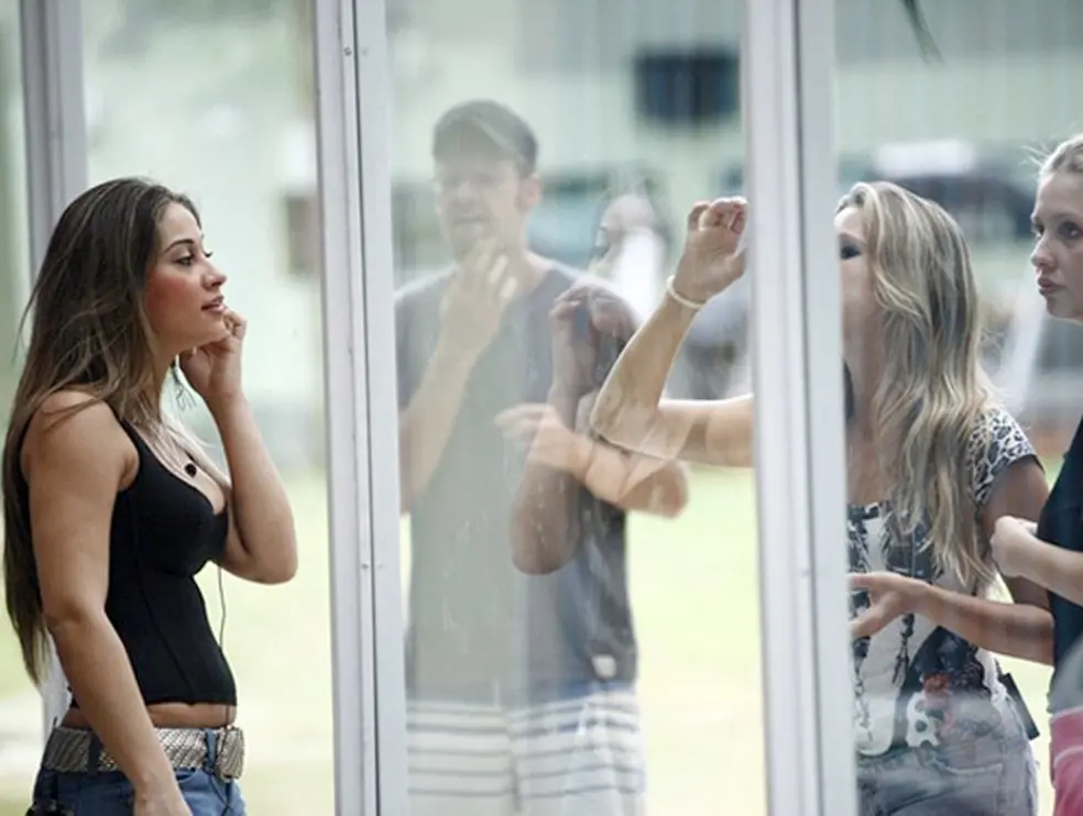 Maíra Cardi na casa de vidro