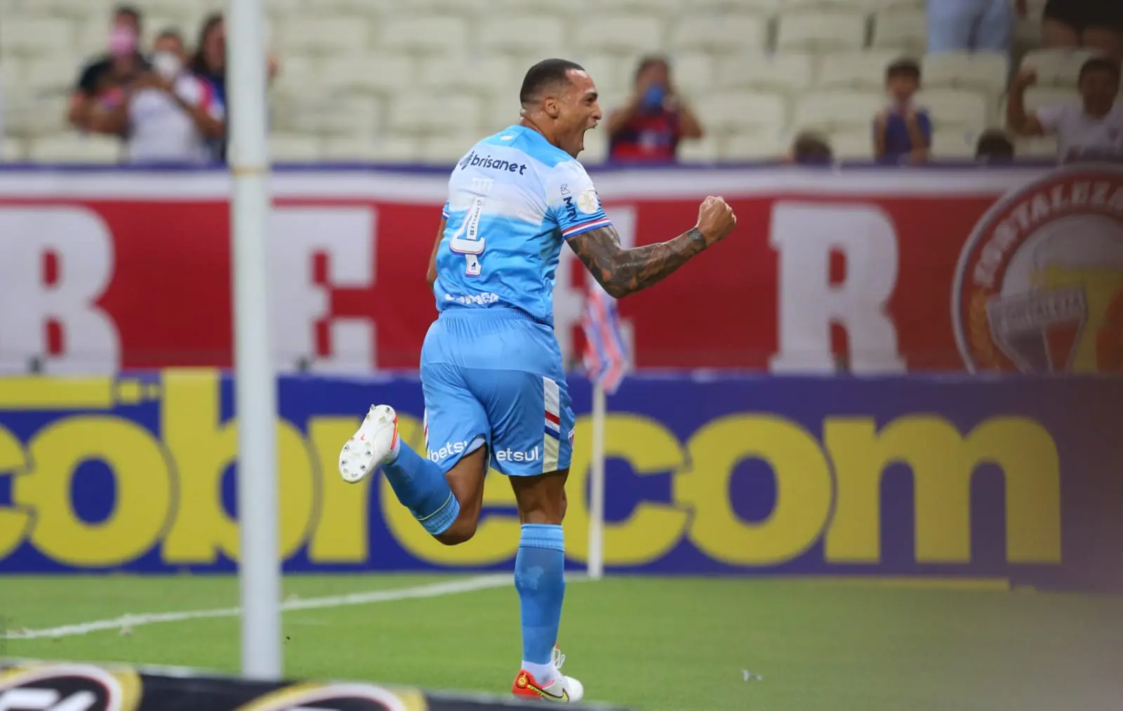 Titi zagueiro comemora gol marcado