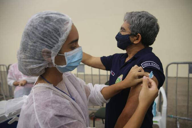 Com efetivos menores, a Perícia Forense do Ceará e a Superintendência de Pesquisa e Estratégia de Segurança Pública têm 100% dos servidores vacinados com a primeira e com a segunda dose dos imunizantes contra a Covid-19